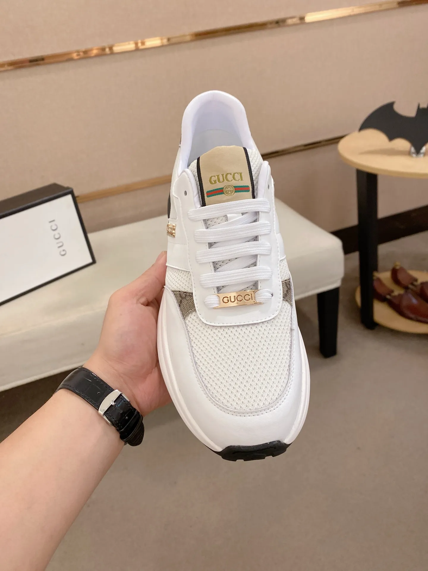 Men's shoes 💰 462💰The new GUCCI (Gucci) counters are launched simultaneously. The new men's shoes, 😘fabrics are selected from imported cowhide, and the lining is sheepskin lining. 👍🏿 High-end ☄️ air-cushion molded anti-slip rubber outsole, exquisite lines, simple and elegant, comfortable and high-end for leisure travel. Code number: 38 to 44 (45 can be customized and cannot be returned or exchanged)